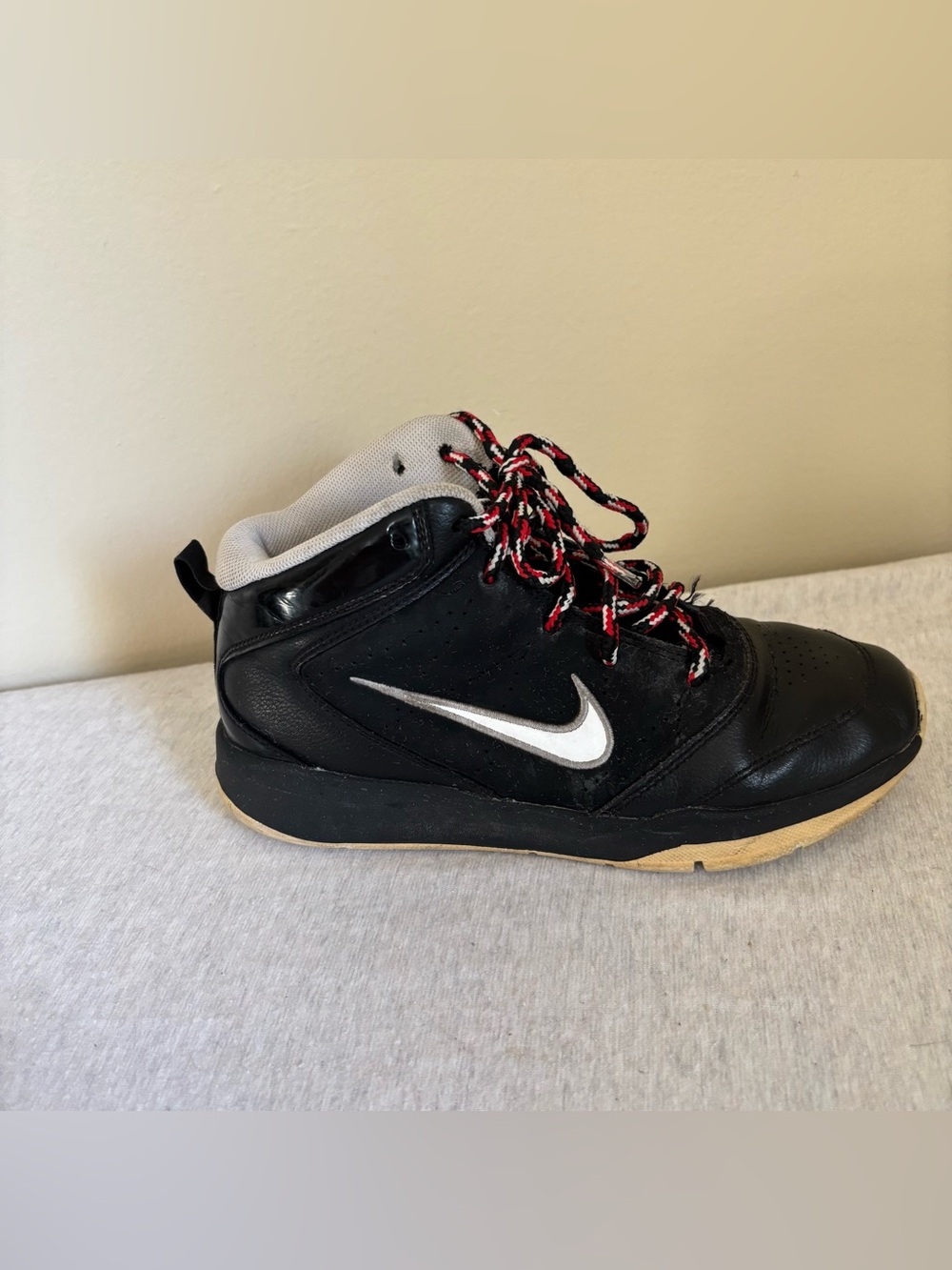 Nike Team Hustle D5 Youth Black Basketball Shoes Size 3 Red Laces